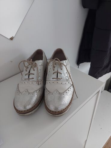srebrna haljina kakve cipele: Oksfordice, 38