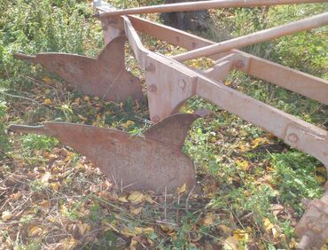 Poljoprivredne mašine: Plug za traktor – dvobrazdni, vučeni - Konstrukcija: masivan čelični — 4