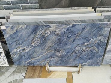 metlax kafel: Mərmər plitə, mavi və boz çalarlarda, unikal damar naxışları ilə