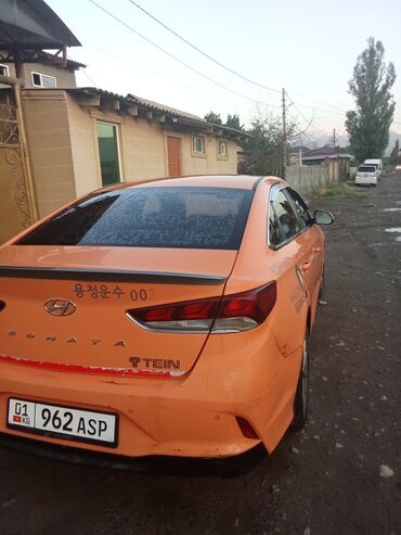 хендай соната 2016 цена бишкек: Автомобиль Hyundai Sonata оранжевого цвета, седан. Модель оснащена