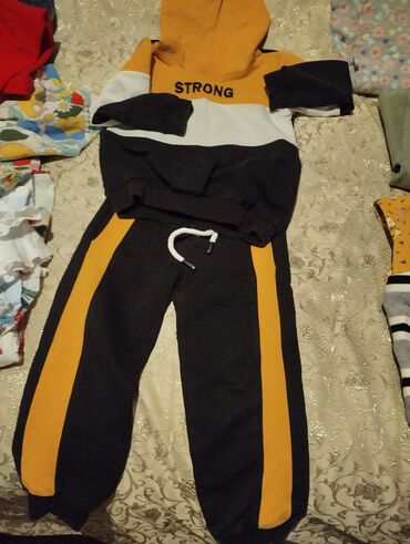 Ziyafət donları: Məhsul paketi: ayaqqabı və geyim 1) Qırmızı idman ayaqqabıları - — 22