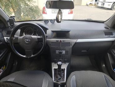 Opel: Opel Astra H – 5 qapılı hetçbek - Korpus: 5 qapılı, açıq-yaşıl rəng - — 5