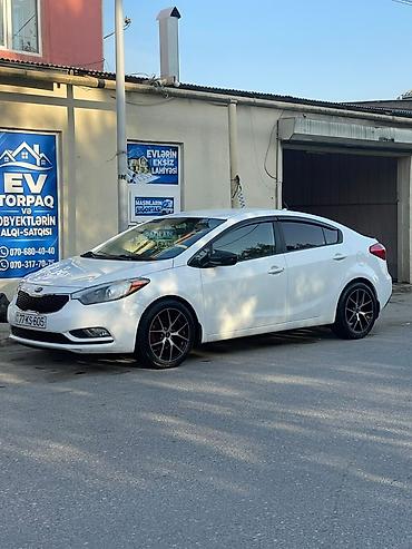 ford transit oluxanasi: Kia Cerato (ağ rəng, sedan) - Xarici görünüş: ağ kuzov, qara — 3