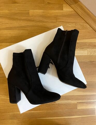 ботильоны с шипами: Aldo, Ölçü: 38, rəng - Qara, İşlənmiş
