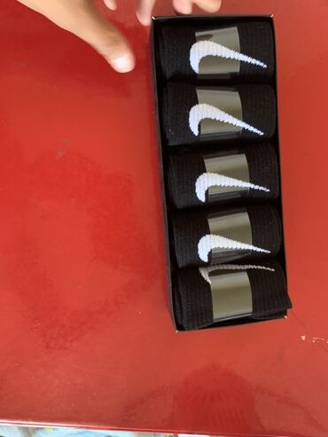 спортивные носки: Набор из пяти пар черных носков Nike с белым логотипом-галочкой. Носки
