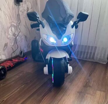 Uşaq üçün elektrik maşınları: 2-5 yas ushaqlar uchun moped, ancaq evde istifade olunub. Yeni