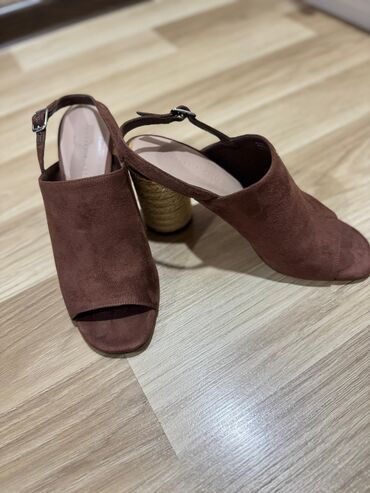 Basanoşka və səndəllər: Charles&Keith, Ölçü: 38, rəng - Qəhvəyi, İşlənmiş