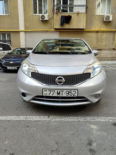 Nissan Note (gümüş rəng), 5 qapılı hatchback - Yanacaq: benzin -