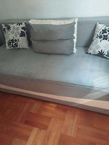 simpo kozna garnitura: Hitno. Niš. Zbog selidbe .Siva trosed/ležaj sa tri ukrasna jastuka — 1