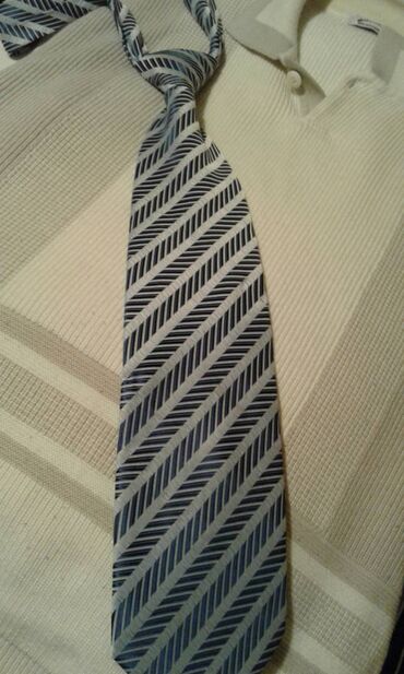 Qalstuklar: Təzə qutuda olan və istifadə edilmiş qalstuklar satılır. Təzəsi 6 — 9