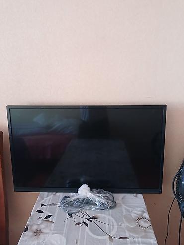 Televizorlar: LED televizor, təxminən 32–40 düym ekran ölçüsü (nazik çərçivə) — 2