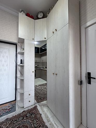 угловой шифоньер в спальню: Daxili dəhliz üçün künc qarderob–dolu dəst - Rəng: açıq ağ-ağac — 2