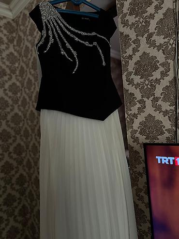 Dəstlər, kostyumlar: Bershka qadın dəst - Rəng: ağ/ekru - Ölçü: XS (EUR XS / USA XS / MEX — 12