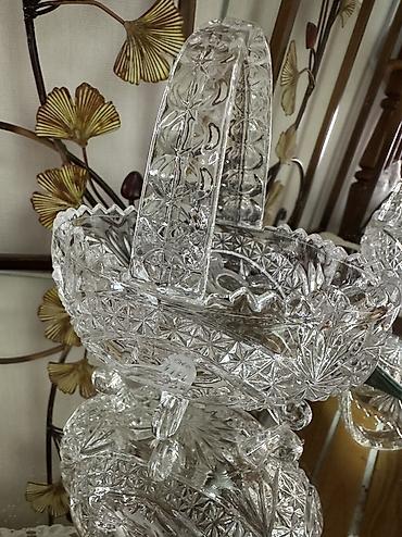 Наборы посуды: Винтажная хрустальная миниатюрная корзиночка с птичками, производство — 1