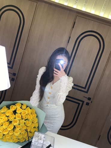 кружевное платье со шлейфом: Красивое кружевное платье, размер хс-с, цена 1300с