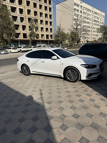 toyota aventis: Белый седан бизнес-класса с динамичным дизайном и просторным салоном — 4