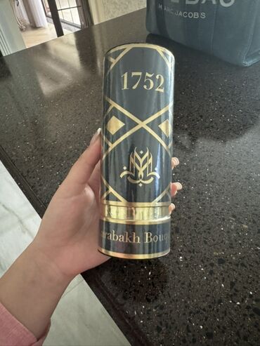 “Karabakh Bouquet” yazısı və "1752" rəqəmi ilə bəzədilmiş qara və