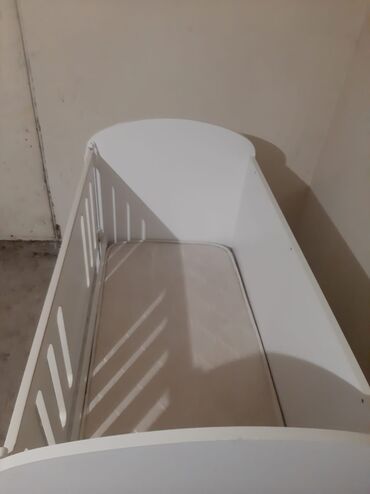 Beşiklər: Oğlan və qız üçün, İşlənmiş, Dördbucaq, Beşik, Dəstsiz, Yellənmə mexanizm ilə — 8