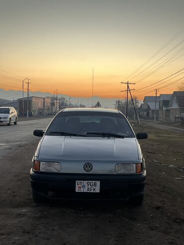 Volkswagen: Volkswagen Passat: 1988 г., 1.8 л, Механика, Бензин, Седан