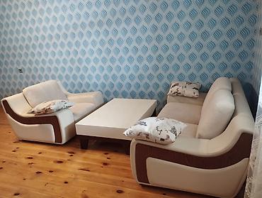 Mebel: Mebel dəsti – 3 hissə - 3 yerlik divan - 1 yerlik geniş kreslo - — 4