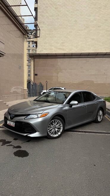 машина алып беребиз: Toyota Camry: 2020 г., 2.5 л, Вариатор, Гибрид, Седан