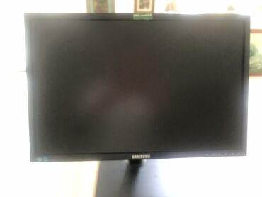 Modemlər və şəbəkə avadanlıqları: Samsung kompüter monitoru. Qara rəngli korpusu və düzbucaqlı forması
