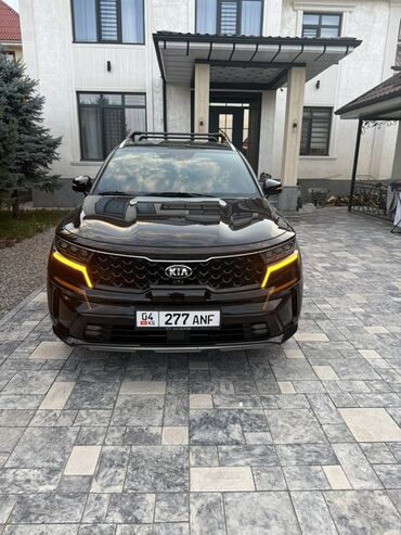 кия саронто: Элегантный кроссовер Kia Sorento в темно-коричневом цвете с