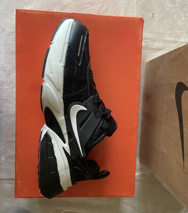 Krasofkalar və idman ayaqqabıları: Yeni̇ - ni̇ke 
Made in Vyetnam
41- ölçü 
ortopedik 
barkod — 8