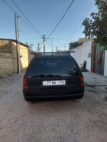 Opel: Opel Astra Caravan – universal kuzovlu, qara rəngdə. Əsas — 6