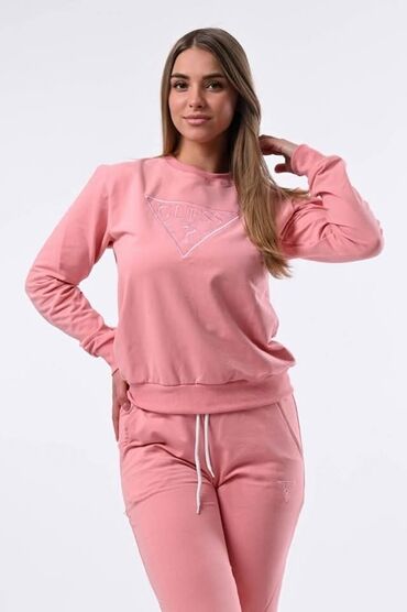 Gornji i donji deo: Zenske trenerke
S M L XL XXL
vezen znak Cena 2800 din — 14