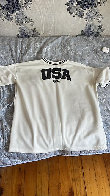 Kişi geyimləri: Ağ rəngli qısaqol futbolka - Dizayn: Arxada böyük “USA 1984” yazısı; — 1