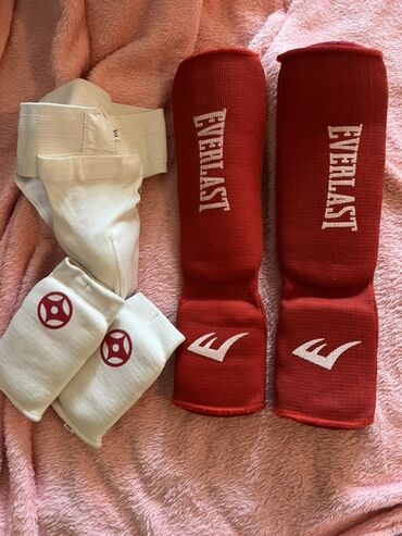 Спортивная форма: Комплект защиты Everlast для занятий единоборствами. Включает в себя