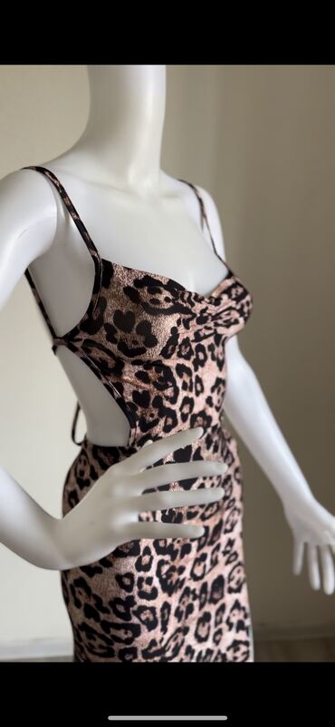 Ziyafət donları: Baha qiymete alinib. 1 defe geyinilib. Razmer "S" Elaqe ucun WhatsApp — 5