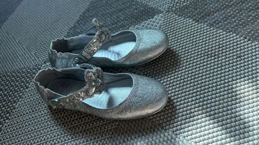 обувь красовки: Tory Burch 35-36 
Новые