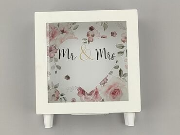 Drewniana skarbonka w kolorze kremowym z napisem "Mr & Mrs" oraz