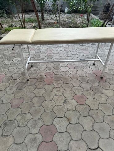 продаю мебель для салона: Продаётся косметологическая кушетка б/у в хорошем состоянии крепкая