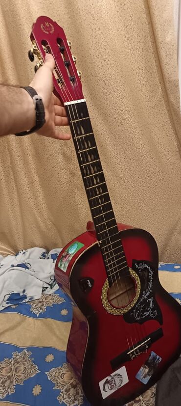 gitara simləri: Klassik gitara – qırmızı-bordo “sunburst” dizaynlı, parlaq lak örtüklü