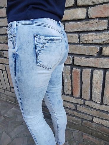 kaftan: Amisu ženske farmerke, svetlo ispran denim (acid wash), uski — 3