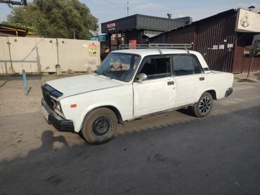 автомойка для авто: Белый седан ВАЗ-2107 с багажником на крыше предназначен для