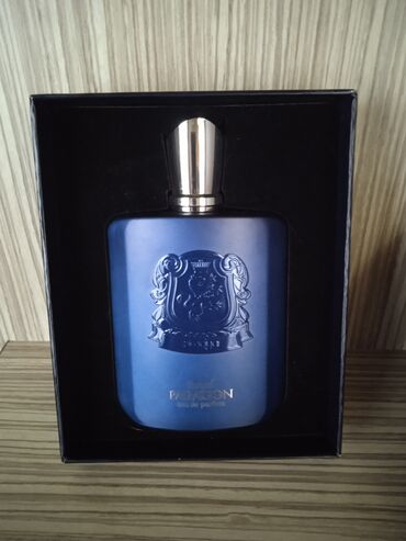 Ətriyyat: Royal Paragon ətrinin 100 ml-lik şüşəsi. Tünd göy rəngli, üzərində lalafo.az -da Ətriyyat: Royal Paragon ətrinin 100 ml-lik şüşəsi. Tünd göy rəngli, üzərində