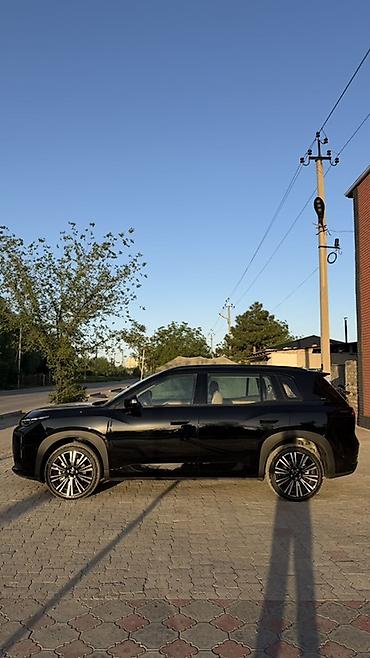 GAC: Черный кроссовер/внедорожник с просторным салоном и бежевой кожаной — 12