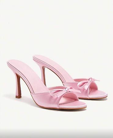 atenci gole slike: 💕 Barbie vibes! ✨ Roze satenske papuče dostupne u broju 40 Unutrasnje — 1