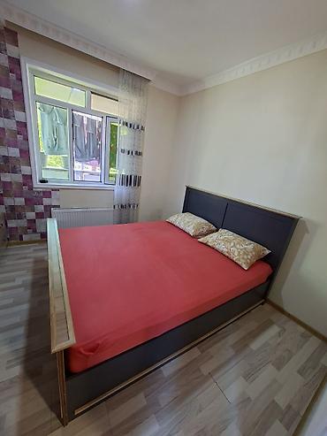 Çarpayılar: İki nəfərlik taxta çarpayı - Ölçü: təxmini 160x200 sm (şəkillərə — 1