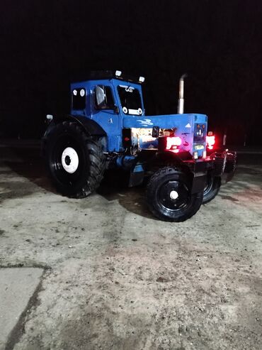 Traktorlar: Mavi rəngli ağır sinif təkərli traktor və qoşqu komplekti — 6