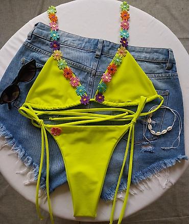 pink za fleki: Neon žuti dvodelni bikini sa cvetnim detaljima - Model: trouglasti — 3
