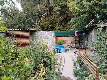 Продажа полдома: Продается пол дома. Район ГЭС-2. Участок по документам 5 сот. Рядом — 14
