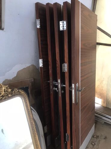 qapi satilir: 6 eded qapi satilir. qapilari eni 83. hun 2metr. 5sm. tecili satlir