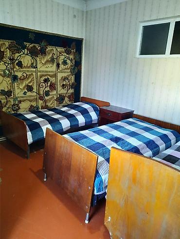 memar ecemide kiraye ev: Kirayə otaq . İki mərtəbəli evin 1 otağında 3 nəfərlik yer. Üstünlük — 1