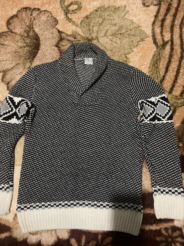 Свитера: Продаю мужской свитер, очень тёплый одел и пошёл, размер l-xl