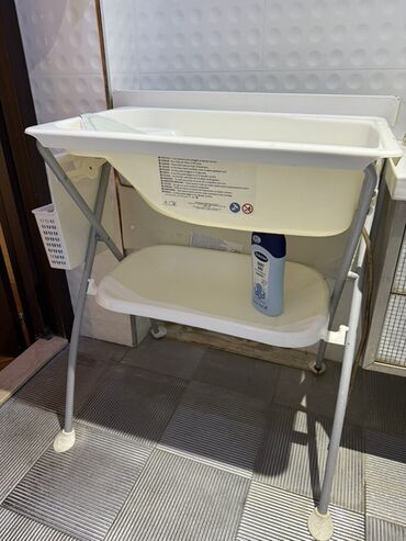 ixlas su: Uşaq vannası və dayanıqlı metal çərçivəli stend Taninmis chicco